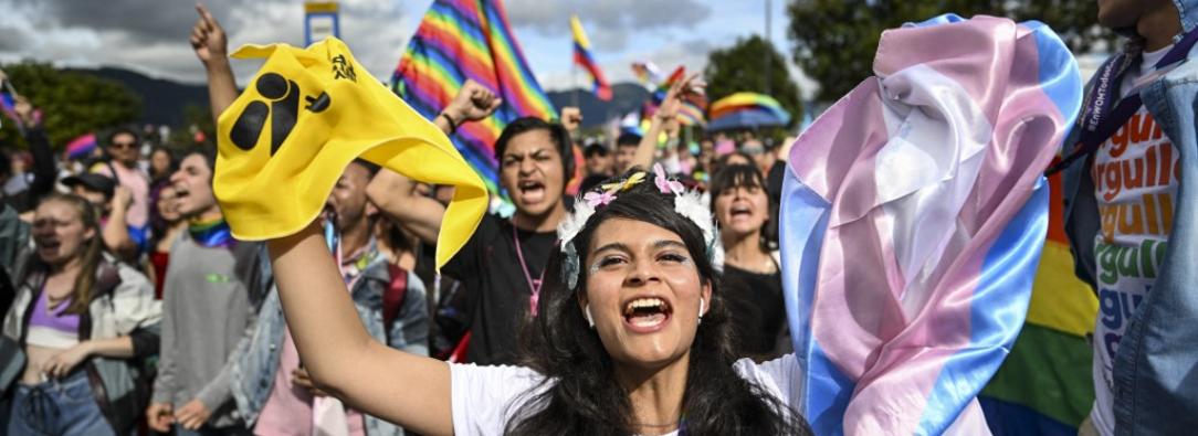 Personas trans marchando.
