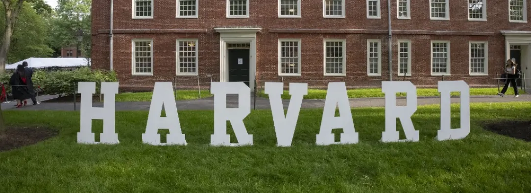 Harvard califica de "ilegal" la suspensión de visados ordenada por Trump