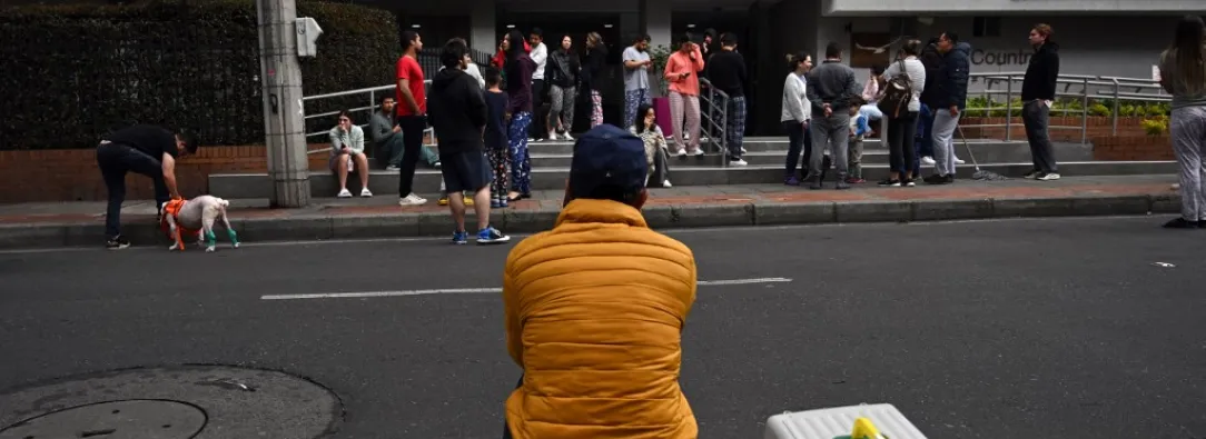Persona sentada en un andén.