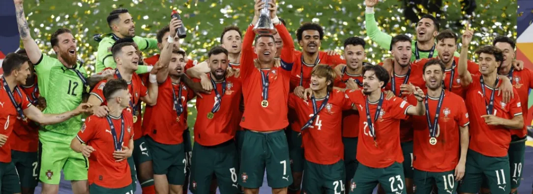 Selección de Portugal levantando la copa de la Liga de Naciones.