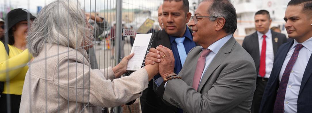 Presidente Petro Saludando a persona mayor,