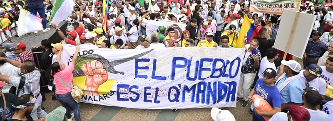 Personas marchando a favor de la Consulta Popular.