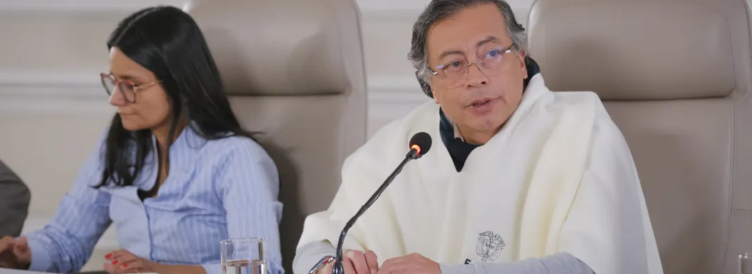 escarta prórroga del contrato de pasaportes con Thomas Greg & Sons