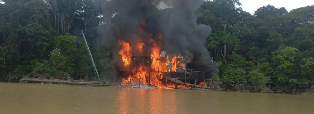 Ejército explotando el laboratorio