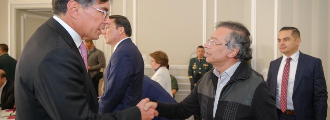 Álvaro hernán Prada y el presidente Gustavo Petro en la Comisión de Garantías