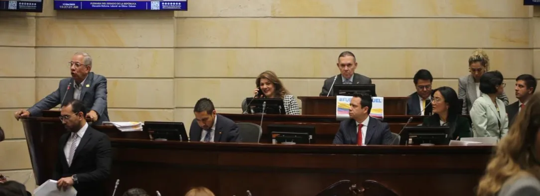 Senado aprueba contrato de aprendizaje y tumba trabajo por horas en reforma laboral