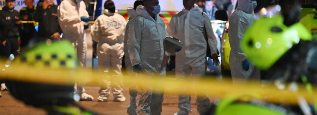 Autoridades en el lugar donde ocurrió el atentado contra Miguel Uribe