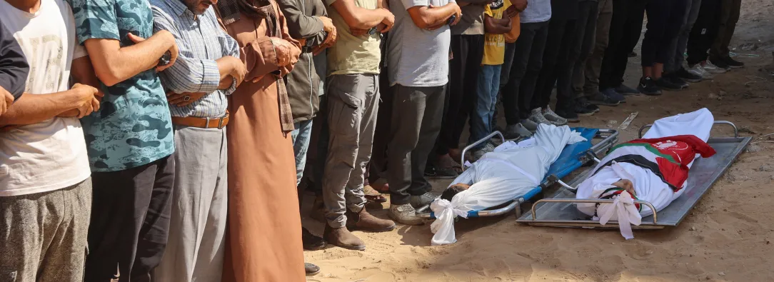 Gazaties velando a dos de sus asesinados por parte de Israel