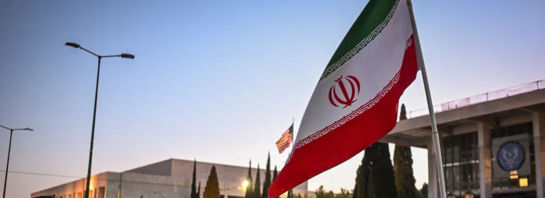 Bandera de Irán en protesta en Atenas