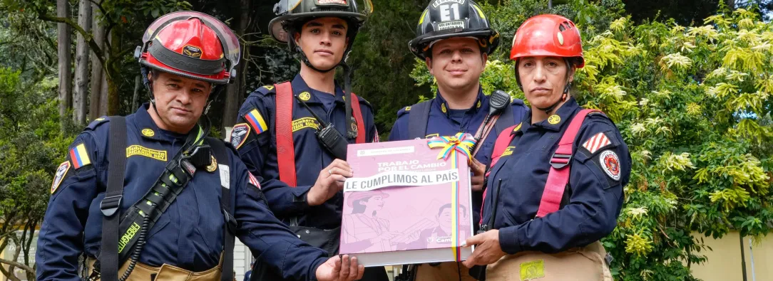 Bomberos durante la firma de la Reforma Laboral por el presidente Petro