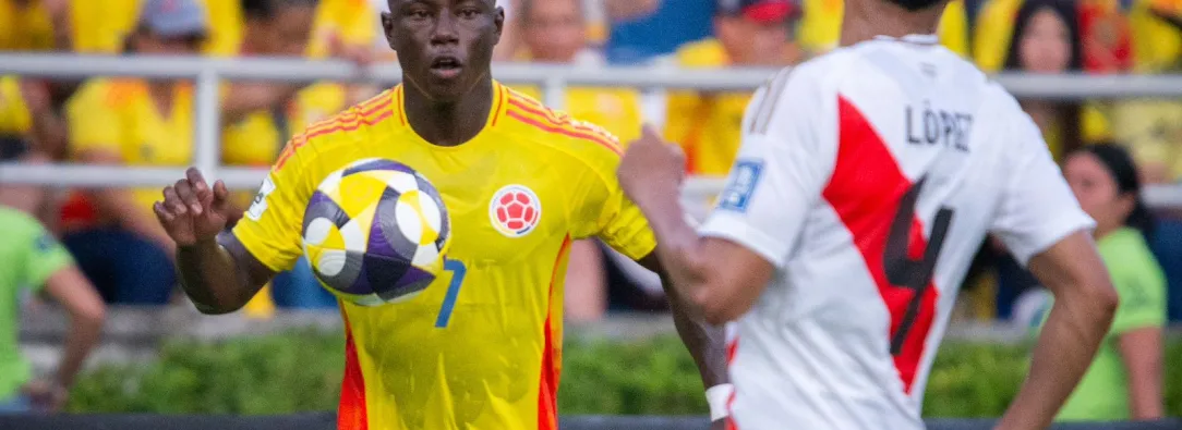 Futbolistas de Perú y Colombia.
