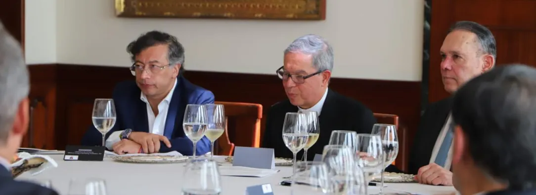 Presidente firma pacto de no violencia política en cumbre convocada por la Iglesia Católica