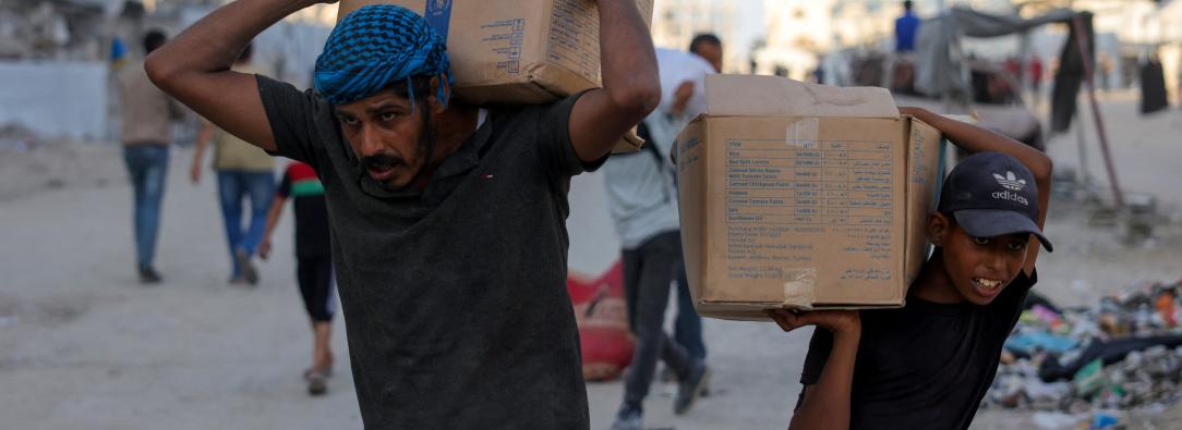Palestinos recogiendo ayuda humanitaria