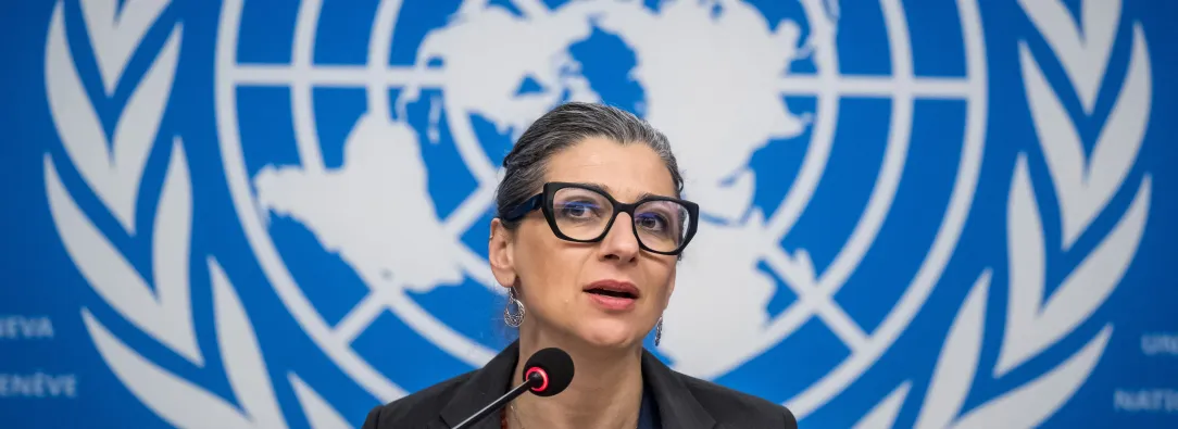 La Relatora Especial de las Naciones Unidas sobre la situación de los derechos humanos en los territorios palestinos, Francesca Albanese, habla durante una rueda de prensa en el marco de una sesión del Consejo de Derechos Humanos de la ONU, en Ginebra.