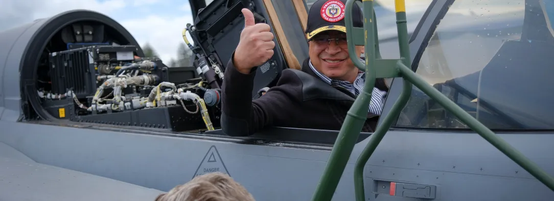 Presidente Petro en un avión Saab 39 Gripen sueco, perteneciente a la fuerza aérea brasilera