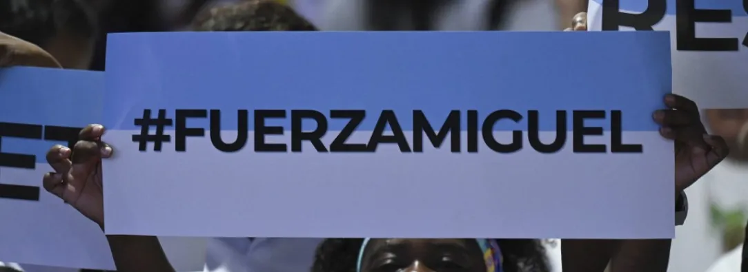 Persona con cartel en apoyo a Miguel Uribe.