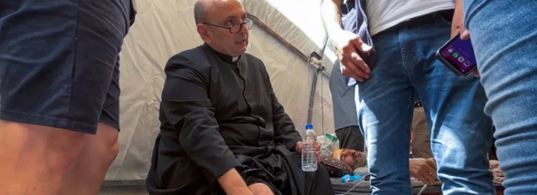 Párroco argentino resulta herido en bombardeo a la única iglesia católica de Gaza