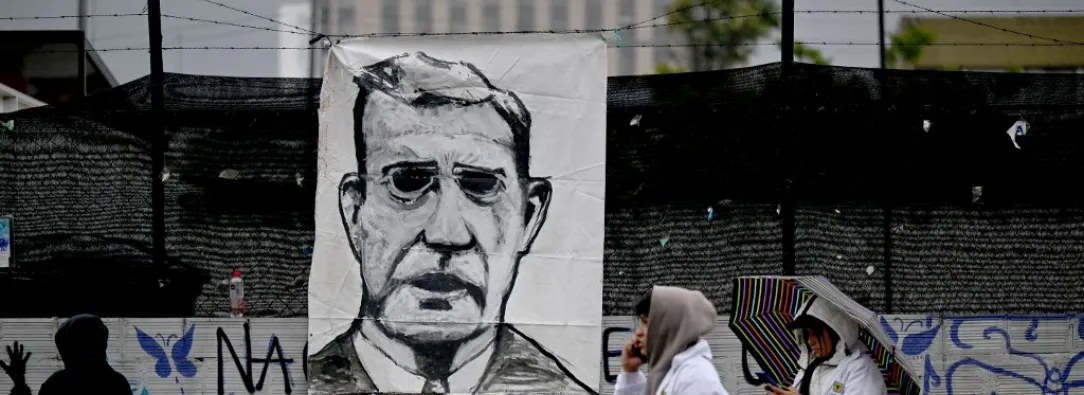 Muro con la imagen de Álvaro Uribe.