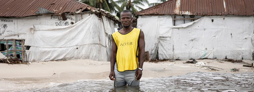 Hassan Kargbo posa para un retrato frente a dos casas durante la marea alta en la isla Nyangai, el 30 de abril de 2025.