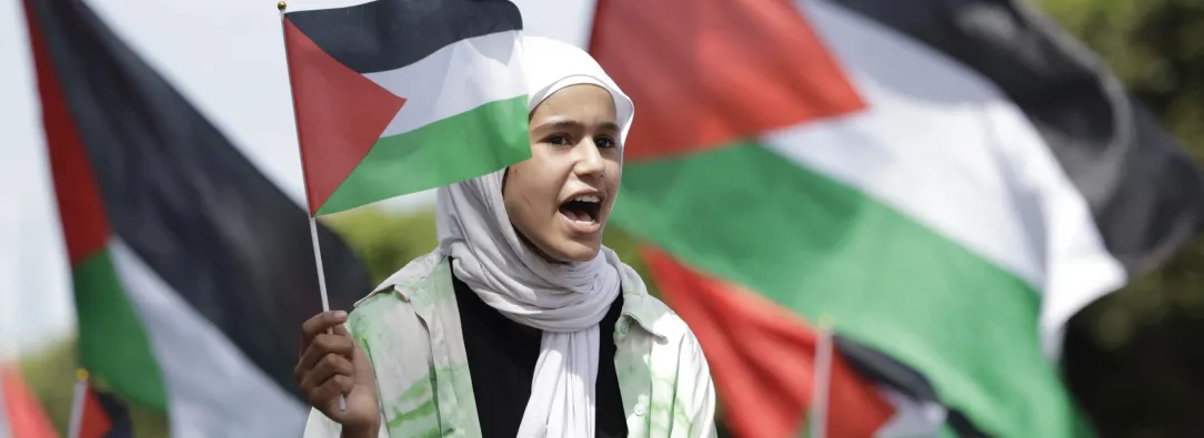 Niña marroquí ondea la bandera de Palestina mientras la gente marcha en Rabat el 22 de junio de 2025.