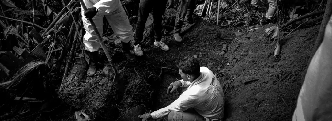 Personal de la UBPD realizando exhumación.