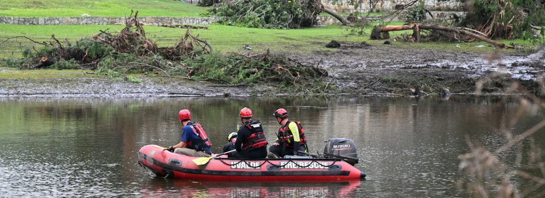Un equipo de búsqueda y rescate busca personas a lo largo del río Guadalupe cerca de un edificio dañado en Camp Mystic en Hunt, Texas, el 7 de julio de 2025.