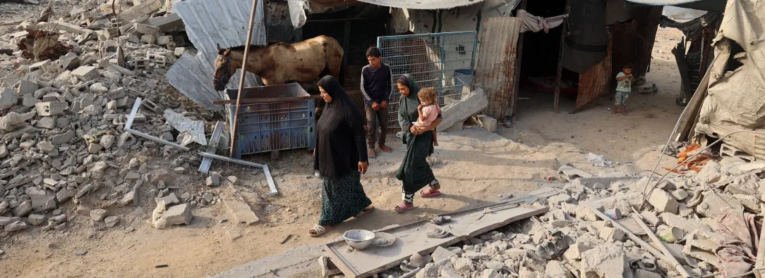 Palestinos caminan entre la destrucción causada por los ataques israelíes, en el campo de refugiados de Bureij, en el centro de la Franja de GazaEs un honor para mí viajar a Bogotá en apoyo del Grupo de La Haya y su búsqueda de la justicia y la paz -basadas en los derechos y las libertades- que un número cada vez mayor de países están finalmente adoptando tras décadas de retórica política vacía.