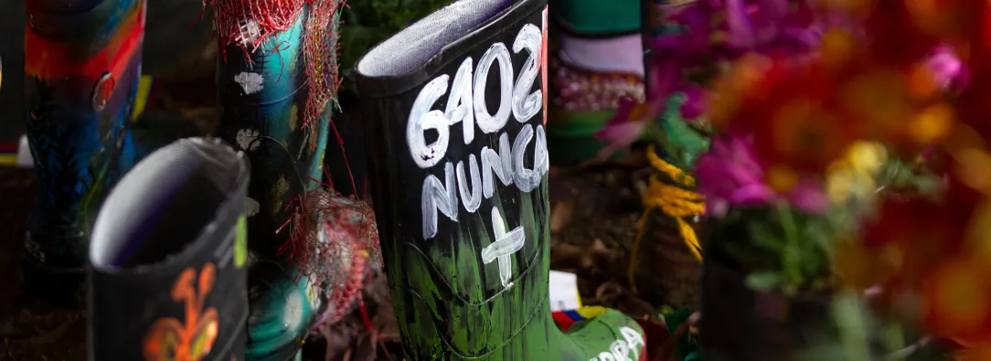 Se observa una bota durante la exposición de botas de caucho intervenidas artísticamente denominada “Mujeres con las botas en la tierra” en las oficinas de la Jurisdicción Especial de Paz (JEP) en Bogotá.