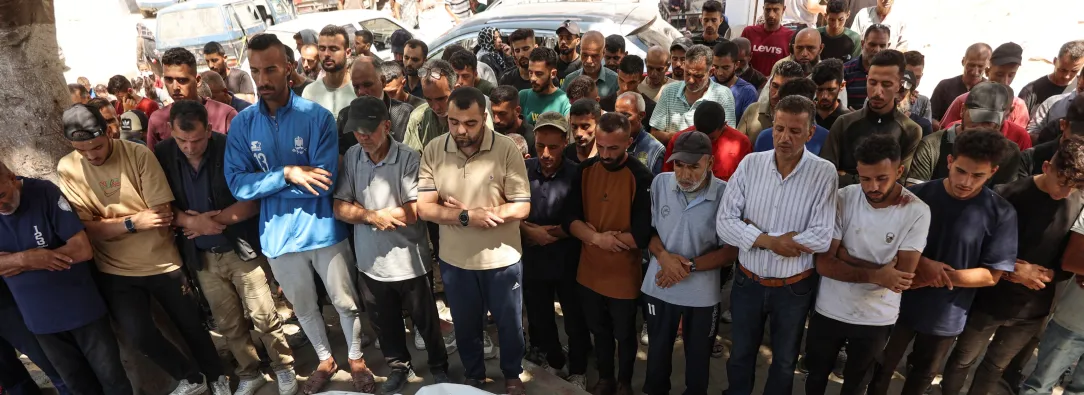 Los dolientes rezan sobre los cuerpos de las víctimas de un ataque israelí que golpeó la escuela Mustafa Hafez.