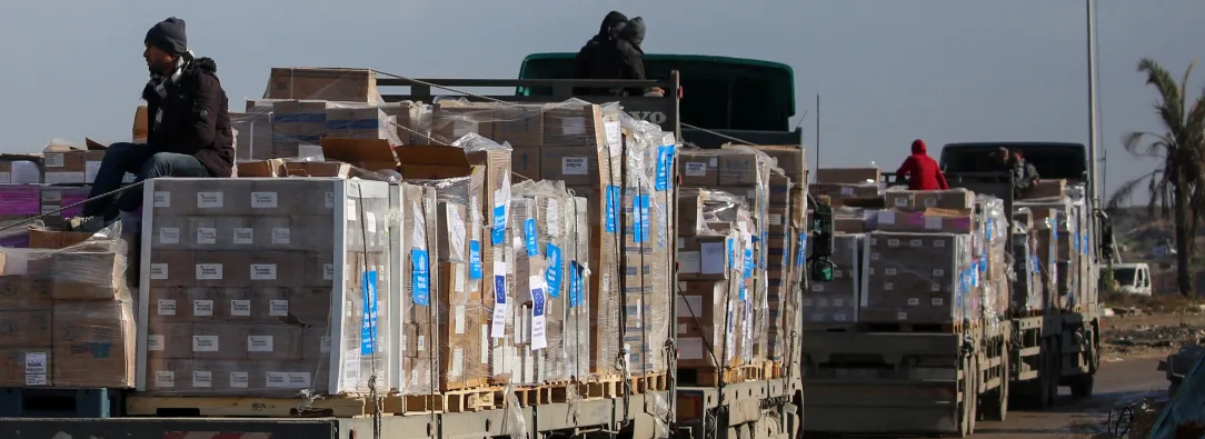 Camiones que transportan ayuda de la OMS se preparan para cruzar un puesto de control en la carretera de Saladino en Al Mughraqa, en el centro de la Franja de Gaza.