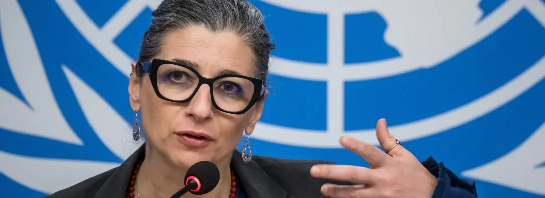 La relatora especial de la ONU sobre la situación de los derechos humanos en los territorios palestinos, Francesca Albanese, habla en una rueda de prensa durante una sesión del Consejo de Derechos Humanos de la ONU, en Ginebra.