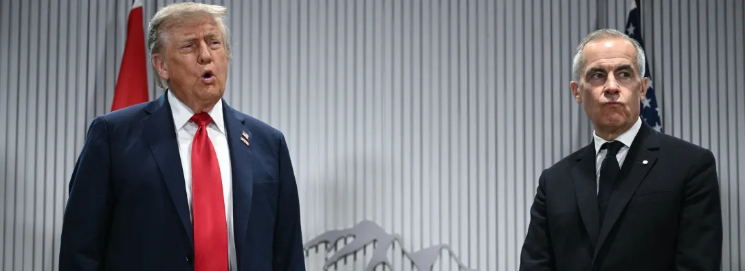  El presidente de Estados Unidos, Donald Trump, habla con la prensa mientras el primer ministro canadiense, Mark Carney, le observa mientras se reúnen durante la Cumbre del Grupo de los Siete (G7) en el Pomeroy Kananaskis Mountain Lodge en Kananaskis, Alberta, Canadá.