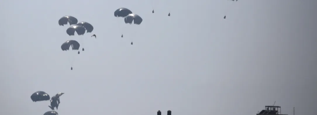 Lanzamiento de ayuda humanitaria a Palestina. / Foto: AFP.