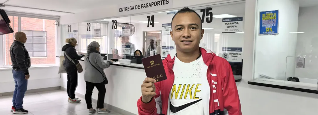 Persona con pasaporte en su mano.