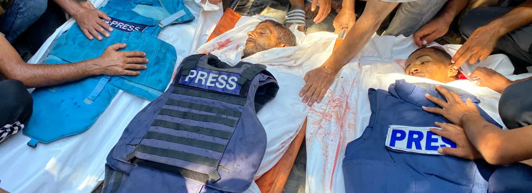 La gente llora los cuerpos de los periodistas palestinos Moaz Abu Taha (izq.), el fotoperiodista Hussam al-Masri, contratista de Reuters, (centro), y el fotoperiodista de Al-Jazeera Mohamed Salama, (der.), que murieron en un ataque israelí contra el hospital Nasser en Khan Yunis, en el sur de la Franja de Gaza.