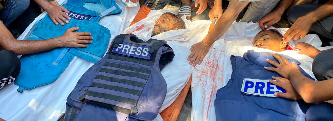 La gente llora los cuerpos de los periodistas palestinos Moaz Abu Taha (izq.), el fotoperiodista Hussam al-Masri, contratista de Reuters, (centro), y el fotoperiodista de Al-Jazeera Mohamed Salama, (der.), que murieron en un ataque israelí contra el hospital Nasser en Khan Yunis, en el sur de la Franja de Gaza.