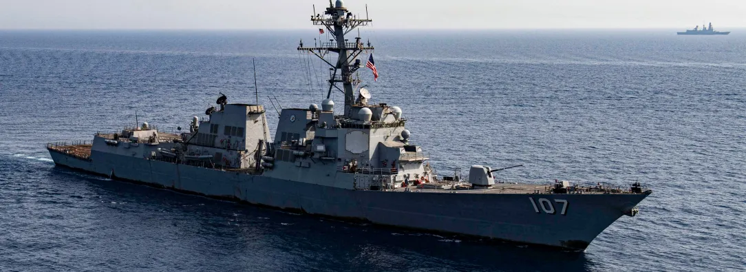 Esta fotografía facilitada por el Servicio de Distribución de Información Visual de Defensa de EE. UU. (DVIDS) muestra al destructor lanzamisiles clase Arleigh Burke USS Gravely (DDG 107) de la Armada de EE. UU.