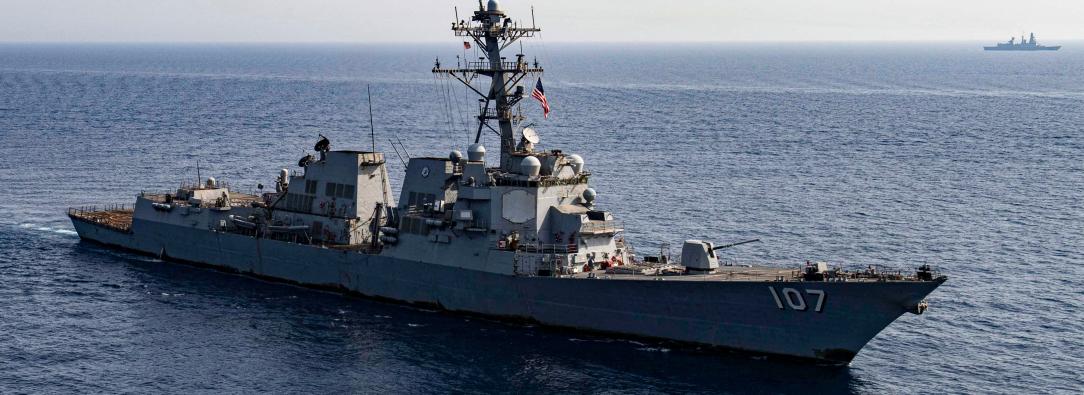 Esta fotografía facilitada por el Servicio de Distribución de Información Visual de Defensa de EE. UU. (DVIDS) muestra al destructor lanzamisiles clase Arleigh Burke USS Gravely (DDG 107) de la Armada de EE. UU.
