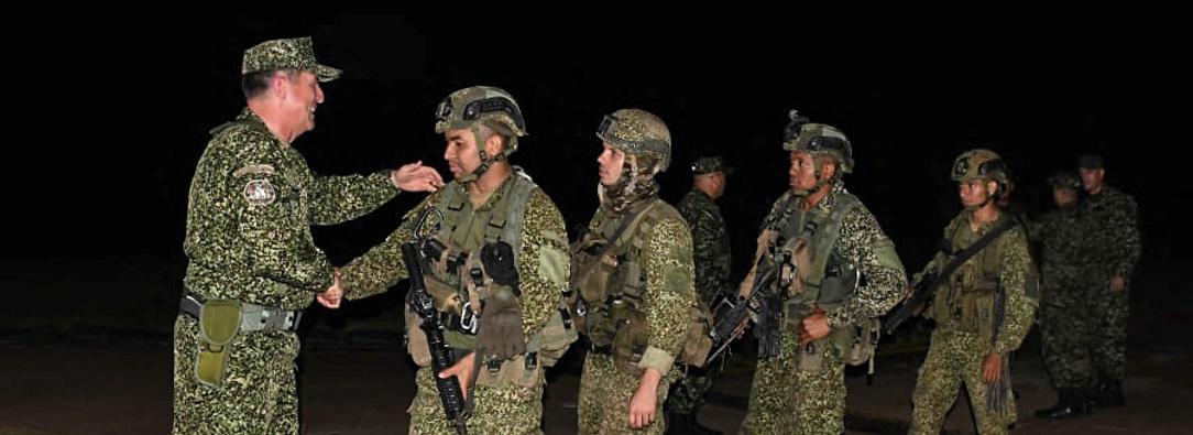 comandante de las Fuerzas Armadas de Colombia, almirante Francisco Cubides, estrecha la mano a soldados del ejército tras su liberación en San José del Guaviare.