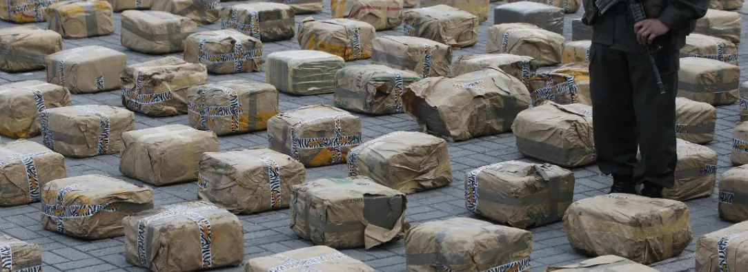 Policía custodia cargamento de marihuana decomisado.