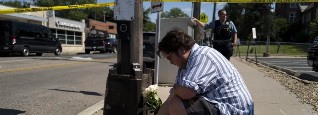 Persona dejando florez en el lugar del tiroteo en minneapolis