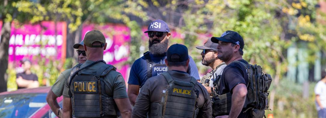 La policía metropolitana de Washington D. C., agentes del ICE y del HSI establecen un control de carretera y comprueban si los conductores han cometido infracciones en Georgia Avenue.