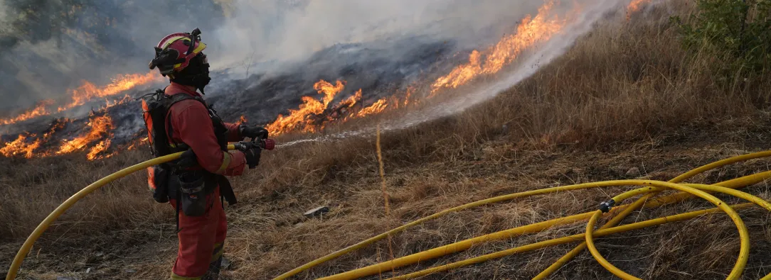 Un miembro de la Unidad Militar de Emergencias (UME) de España combate un incendio forestal en Garano, al noroeste de España.
