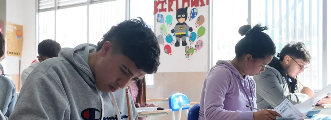 Estudiantes presentando la prueba del ICFES.