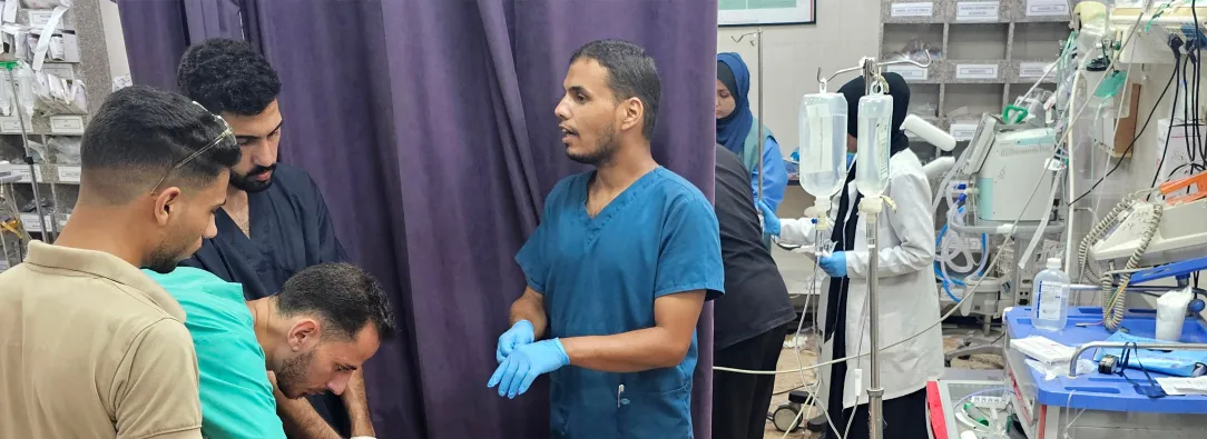 Los médicos operan la pierna herida de un paciente que se encuentra en la sala de traumatología del Complejo Médico Nasser en Khan Yunis, en el sur de Gaza.