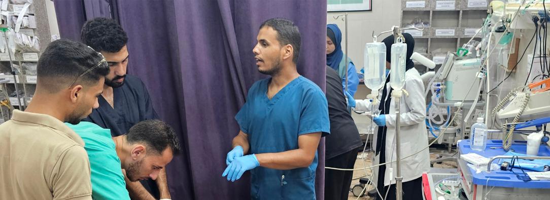 Los médicos operan la pierna herida de un paciente que se encuentra en la sala de traumatología del Complejo Médico Nasser en Khan Yunis, en el sur de Gaza.