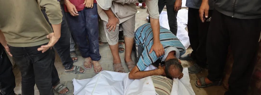 Un palestino llora sobre los cuerpos cubiertos con sábanas de sus familiares, muertos en un ataque israelí contra una panadería improvisada instalada en una tienda de campaña en la calle Al-Nassr, en la ciudad de Gaza.