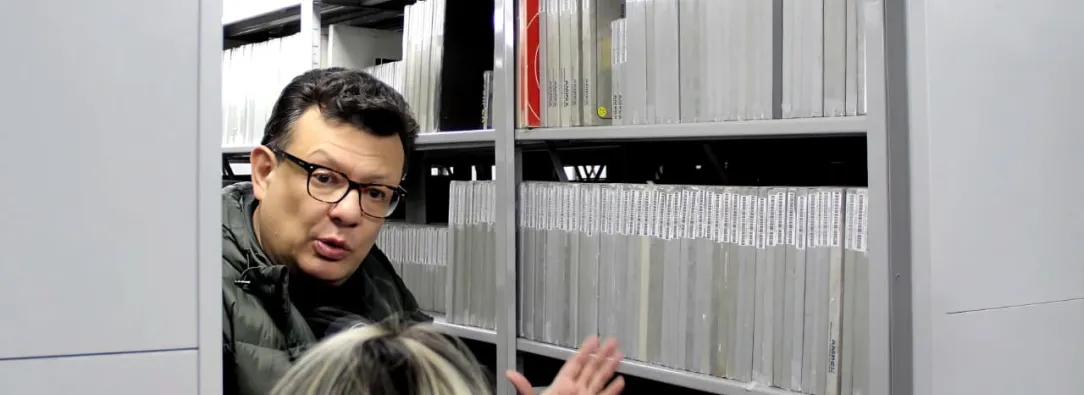 Gerente Hollman Morris con el archivo de la HJCK.