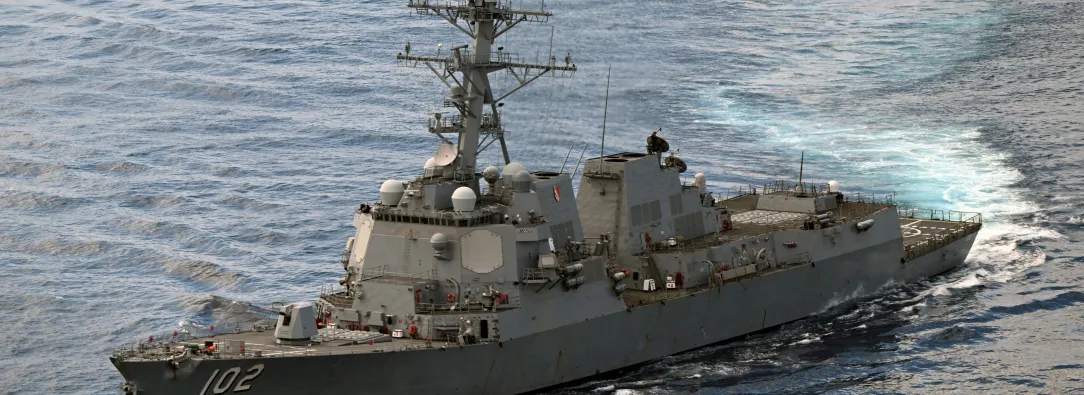 El destructor lanzamisiles USS Sampson navega cerca de la costa colombiana en el océano Pacífico.