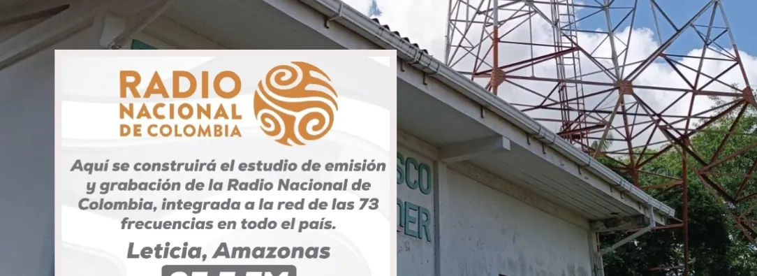 Leticia con cabina de Radio Nacional de Colombia. / Fotos: RTVC.